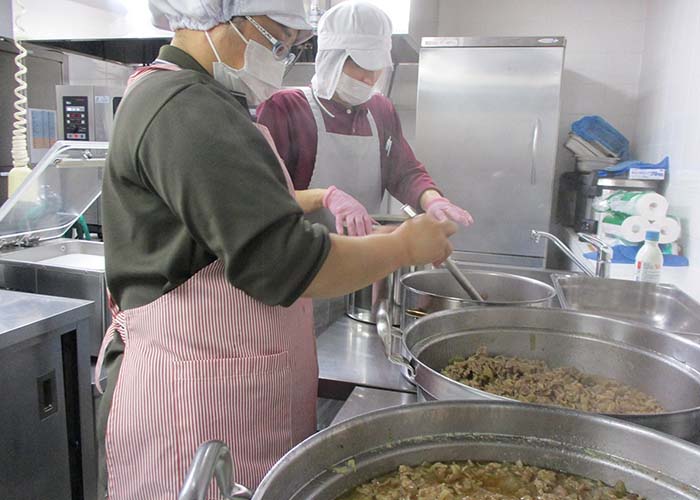 高齢者施設での朝・昼・夕食の給食調理業務