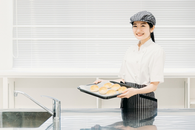 材料の準備や生地の分割・形を作るお仕事